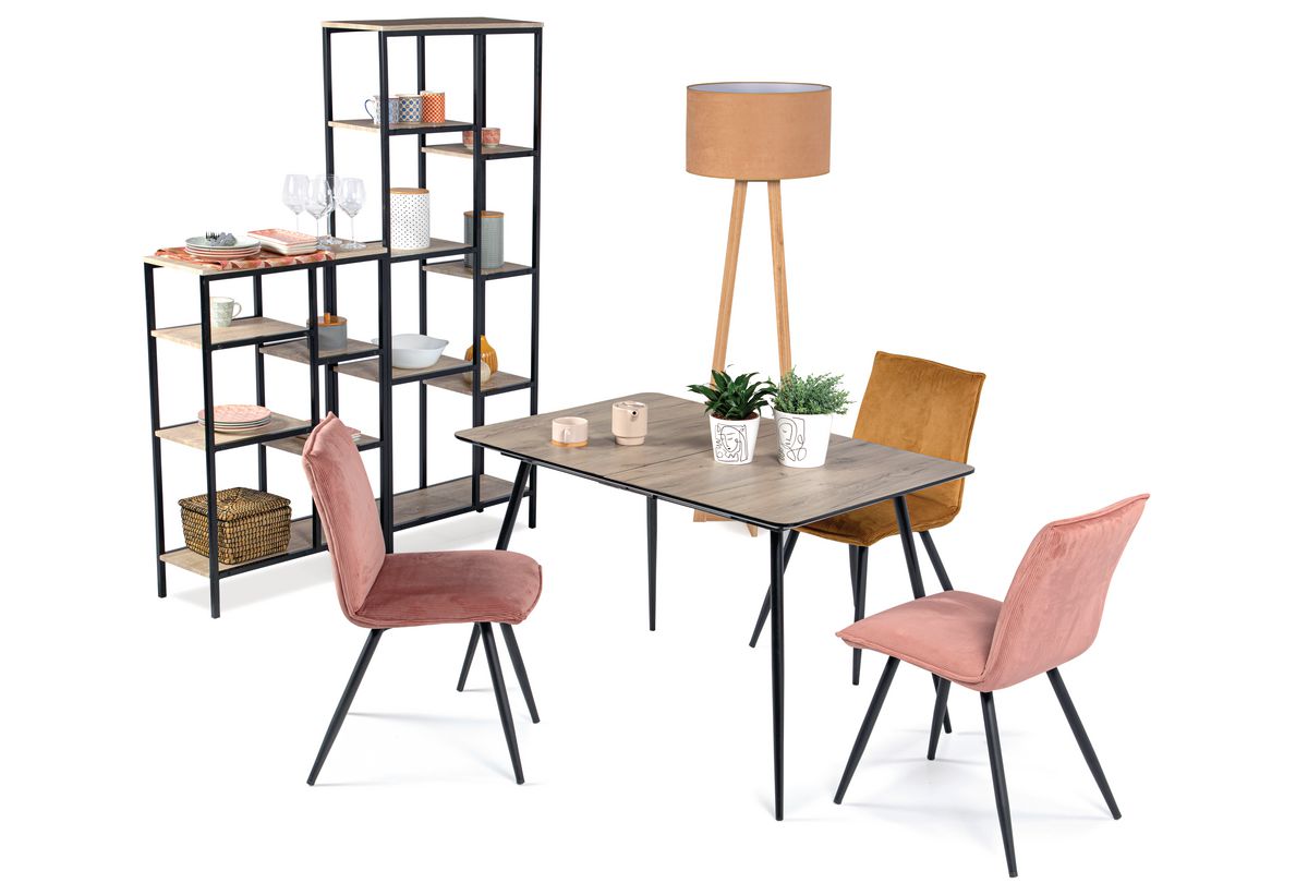 Απεικονίζεται το τραπέζι Naomi τοποθετημένο ανάμεσα σε ροζ καρέκλες, ενώ κοντά υπάρχουν δύο βιβλιοθήκες και ένα φωτιστικό.